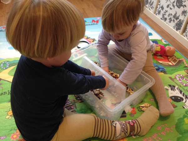 Сенсорная коробочка для двух детей