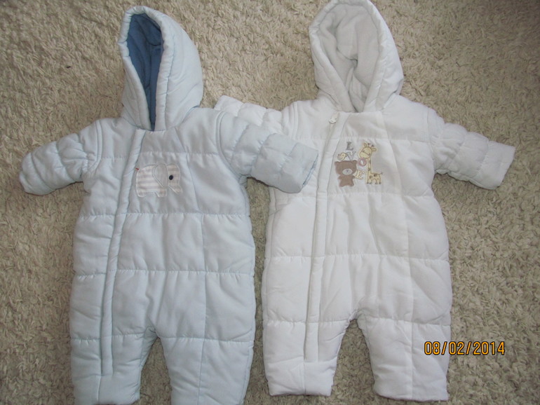 2 Комбинезона Mothercare и 2 шапки (от О) и подарок ).