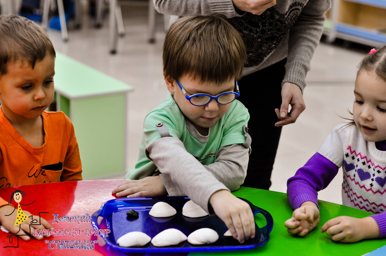 Все игры в наличии , цветные стаканчики на заказ через 2 недели.