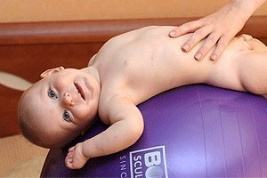 Гимнастика на мячике для малышей!