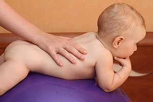 Гимнастика на мячике для малышей!