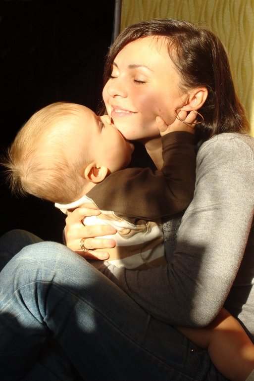 Запоздалый отчетик об 11 месяцах...Итак, вес 9,5 кг, рост 70 см померяли. Ромчик активно ходит по всей квартире, держась за диван, стол, коммод и все, что попадет под руки...достает и выкидыват вещи с коммода и снимает магниты с холодильника))) Уже совсем скоро годик...Аж не верится! До сих пор как сладкий сон и боюсь сильно проснуться. Я так мечтала о сыночке...Спасибо тебе, Господи! Юличка помогает конкретно во всем. А, мы же сегодня сиську (простите  ) бросае полностью!!! Уже больше месяца я потихоньку отучала его днем от нее и до ночи уже не смоктали, но на ночь, как спать так и подавай...А сегодня то я, то муж 