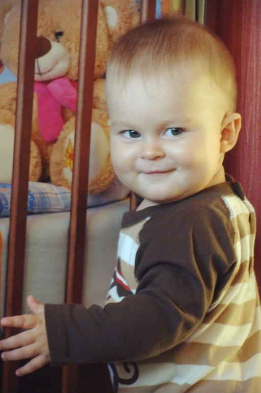 Запоздалый отчетик об 11 месяцах...Итак, вес 9,5 кг, рост 70 см померяли. Ромчик активно ходит по всей квартире, держась за диван, стол, коммод и все, что попадет под руки...достает и выкидыват вещи с коммода и снимает магниты с холодильника))) Уже совсем скоро годик...Аж не верится! До сих пор как сладкий сон и боюсь сильно проснуться. Я так мечтала о сыночке...Спасибо тебе, Господи! Юличка помогает конкретно во всем. А, мы же сегодня сиську (простите  ) бросае полностью!!! Уже больше месяца я потихоньку отучала его днем от нее и до ночи уже не смоктали, но на ночь, как спать так и подавай...А сегодня то я, то муж 