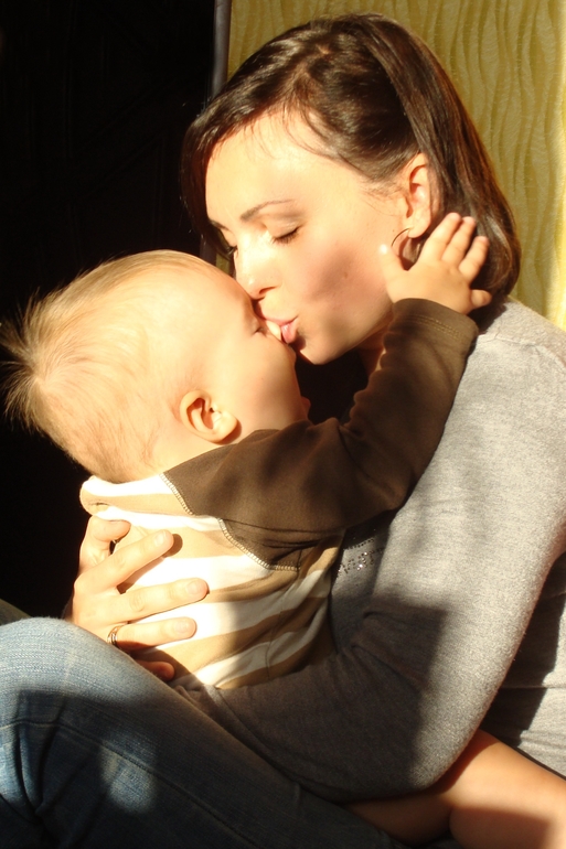 Запоздалый отчетик об 11 месяцах...Итак, вес 9,5 кг, рост 70 см померяли. Ромчик активно ходит по всей квартире, держась за диван, стол, коммод и все, что попадет под руки...достает и выкидыват вещи с коммода и снимает магниты с холодильника))) Уже совсем скоро годик...Аж не верится! До сих пор как сладкий сон и боюсь сильно проснуться. Я так мечтала о сыночке...Спасибо тебе, Господи! Юличка помогает конкретно во всем. А, мы же сегодня сиську (простите  ) бросае полностью!!! Уже больше месяца я потихоньку отучала его днем от нее и до ночи уже не смоктали, но на ночь, как спать так и подавай...А сегодня то я, то муж 