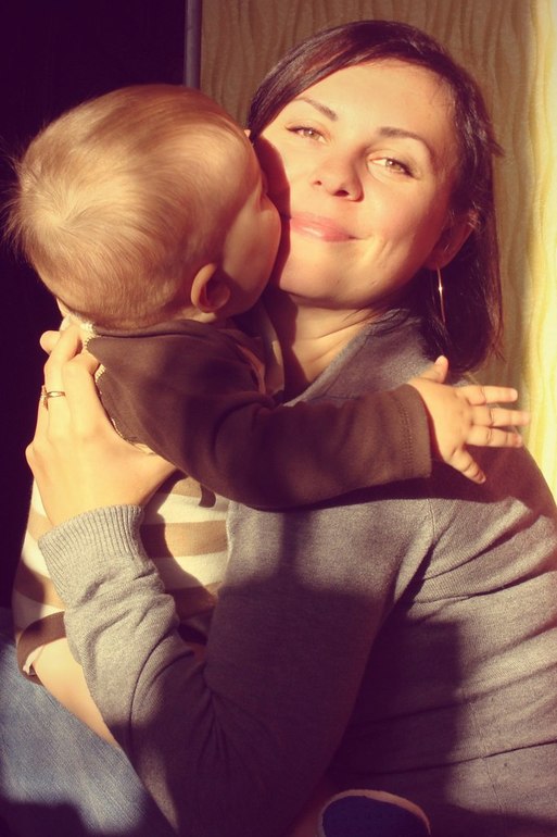 Запоздалый отчетик об 11 месяцах...Итак, вес 9,5 кг, рост 70 см померяли. Ромчик активно ходит по всей квартире, держась за диван, стол, коммод и все, что попадет под руки...достает и выкидыват вещи с коммода и снимает магниты с холодильника))) Уже совсем скоро годик...Аж не верится! До сих пор как сладкий сон и боюсь сильно проснуться. Я так мечтала о сыночке...Спасибо тебе, Господи! Юличка помогает конкретно во всем. А, мы же сегодня сиську (простите  ) бросае полностью!!! Уже больше месяца я потихоньку отучала его днем от нее и до ночи уже не смоктали, но на ночь, как спать так и подавай...А сегодня то я, то муж 