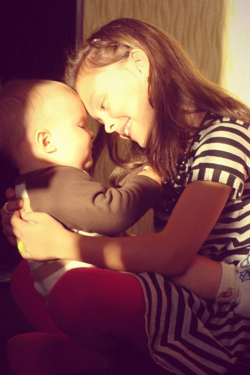 Запоздалый отчетик об 11 месяцах...Итак, вес 9,5 кг, рост 70 см померяли. Ромчик активно ходит по всей квартире, держась за диван, стол, коммод и все, что попадет под руки...достает и выкидыват вещи с коммода и снимает магниты с холодильника))) Уже совсем скоро годик...Аж не верится! До сих пор как сладкий сон и боюсь сильно проснуться. Я так мечтала о сыночке...Спасибо тебе, Господи! Юличка помогает конкретно во всем. А, мы же сегодня сиську (простите  ) бросае полностью!!! Уже больше месяца я потихоньку отучала его днем от нее и до ночи уже не смоктали, но на ночь, как спать так и подавай...А сегодня то я, то муж 