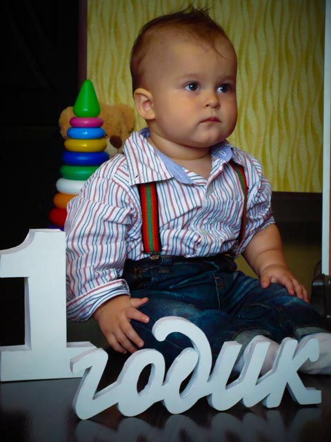 Ромчику годик! Сегодня! Сам складывает пирамидку, спустя полмесяца от покупки - надо было раньше купить) Пока писать много не буду...отмечать будем в субботу, просто добавлю немного фото, сделанные мною)