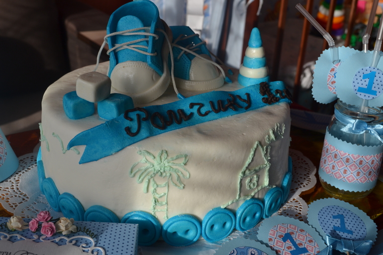 Вот и долгожданные фото со Дня рождения...Все прошло замечательно (только Рома и Юля заболевшие были, подхватили вирус...) Торт получился полностью такой, как я и хотела и на вид и на вкус. Оформление делала сама (теперь буду делать и на заказ) Правда коробочка на фото еще не закончена была. Сейчас она называется