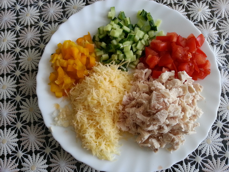 Салатик с курицей и овощами