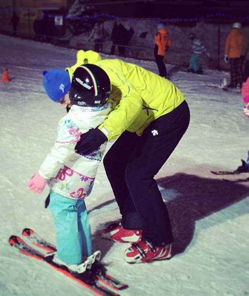 Вероничка встала на лыжи :-)