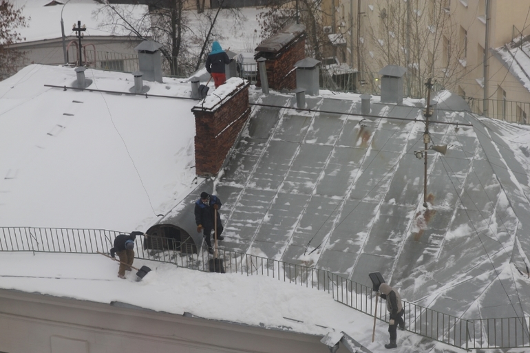 уборка снега с крыши))
