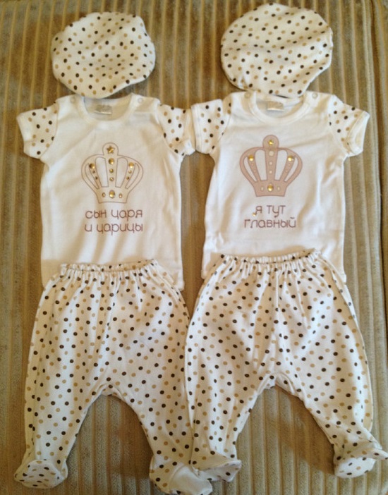 Для новорожденных мальчиков-близнецов, можно на летнюю выписку