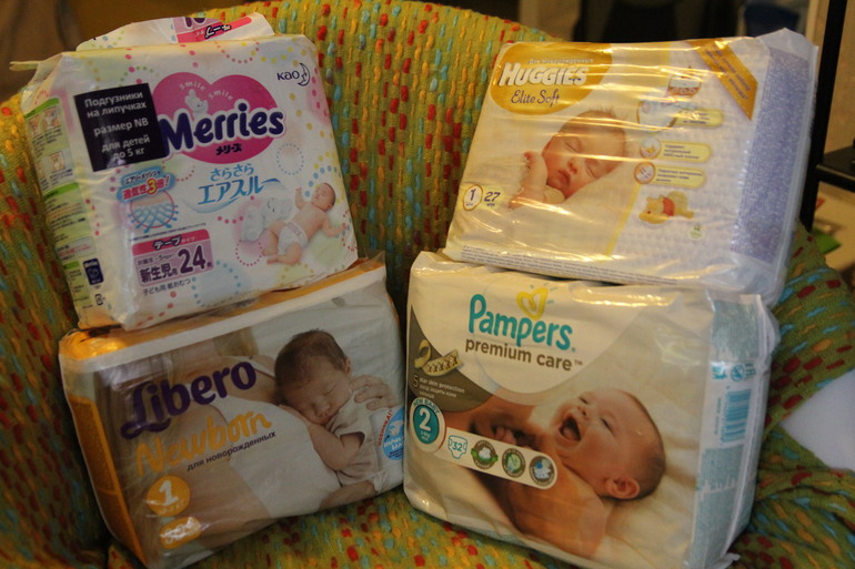 Сколько памперсов нужно новорожденному. Маленькая упаковка подгузников в роддом.