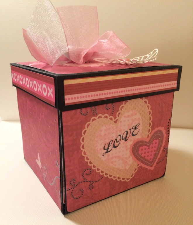 Коробочка к дню влюбленных с букетом из японской глины