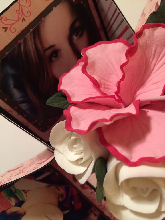 Коробочка к дню влюбленных с букетом из японской глины