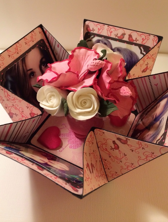 Коробочка к дню влюбленных с букетом из японской глины