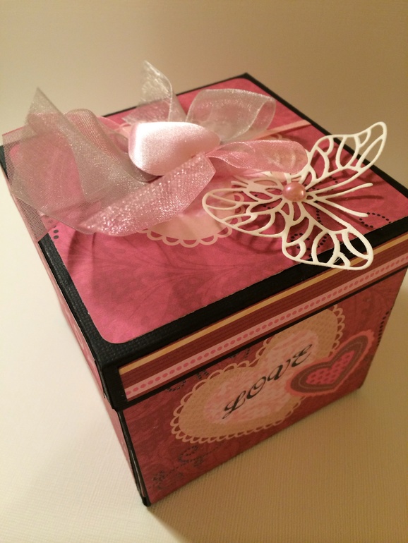 Коробочка к дню влюбленных с букетом из японской глины