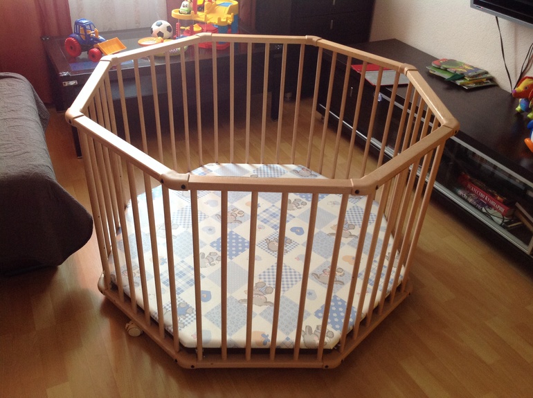 Продам деревянный восьмиугольный манеж Geuther