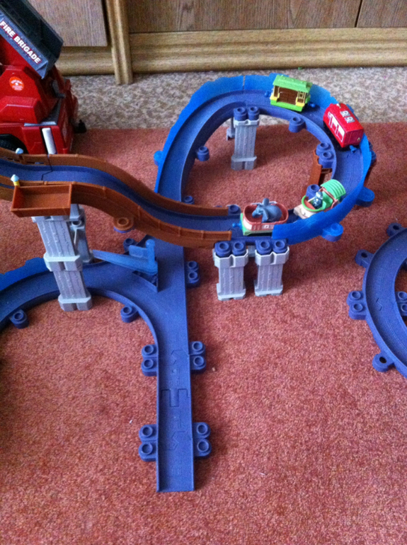 Chuggington пищера с Коко  и прицепы плюс два паровоза