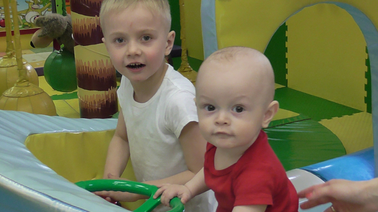 ДР братика и первый раз в игровой комнате))