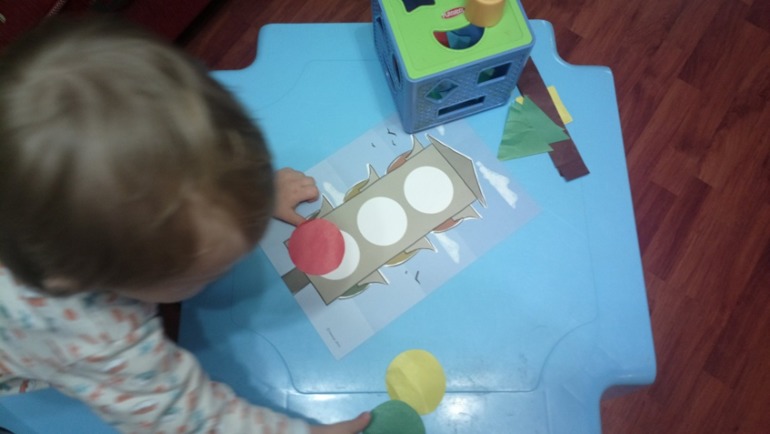 Игры с геометрическими фигурами для самых маленьких.