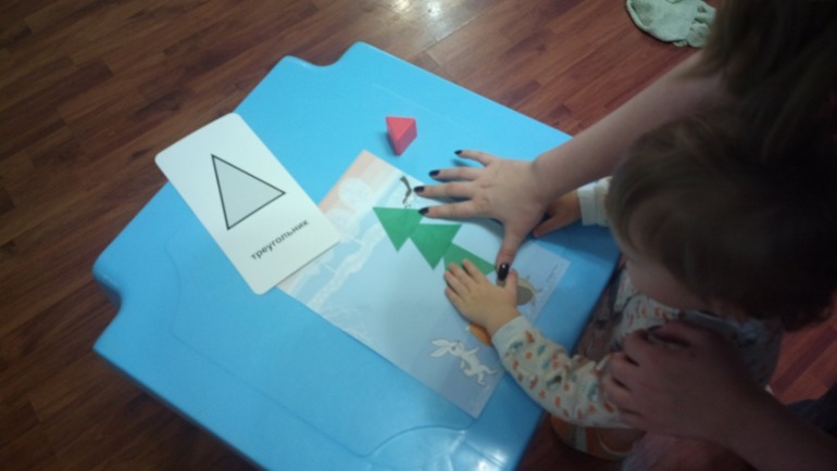 Игры с геометрическими фигурами для самых маленьких.