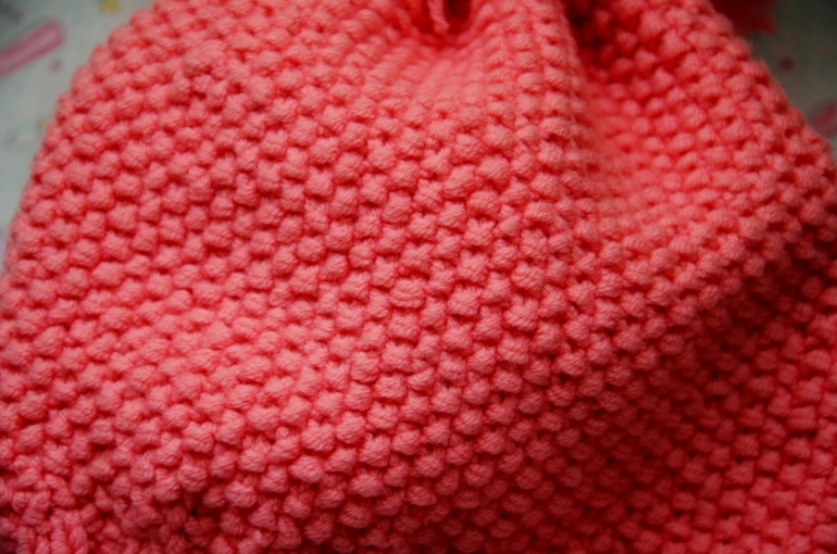 Шапка с помпоном для Алисы.