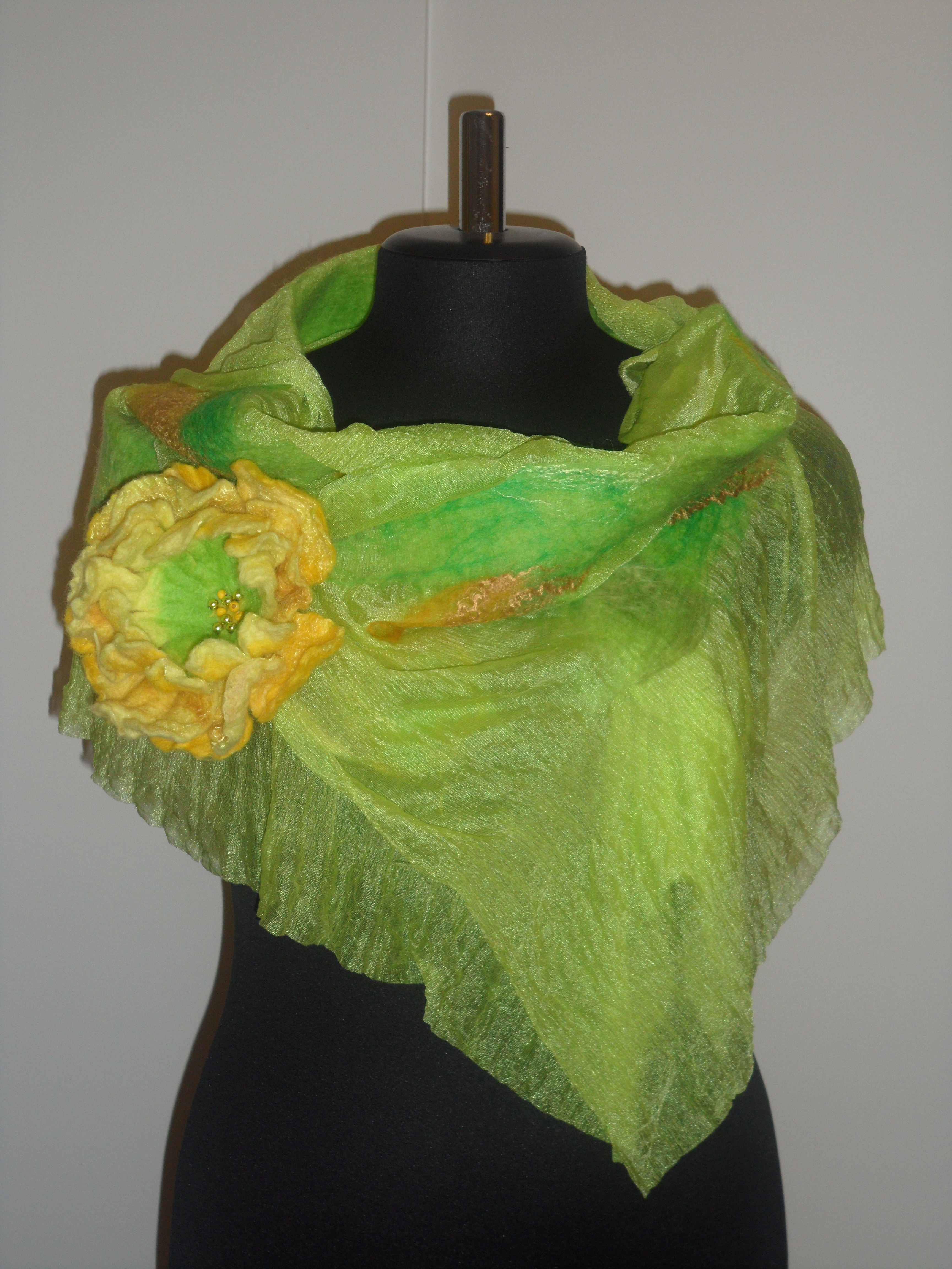 Очень легкий , невесомый весенний шарфик с брошкой ищет хозяйку