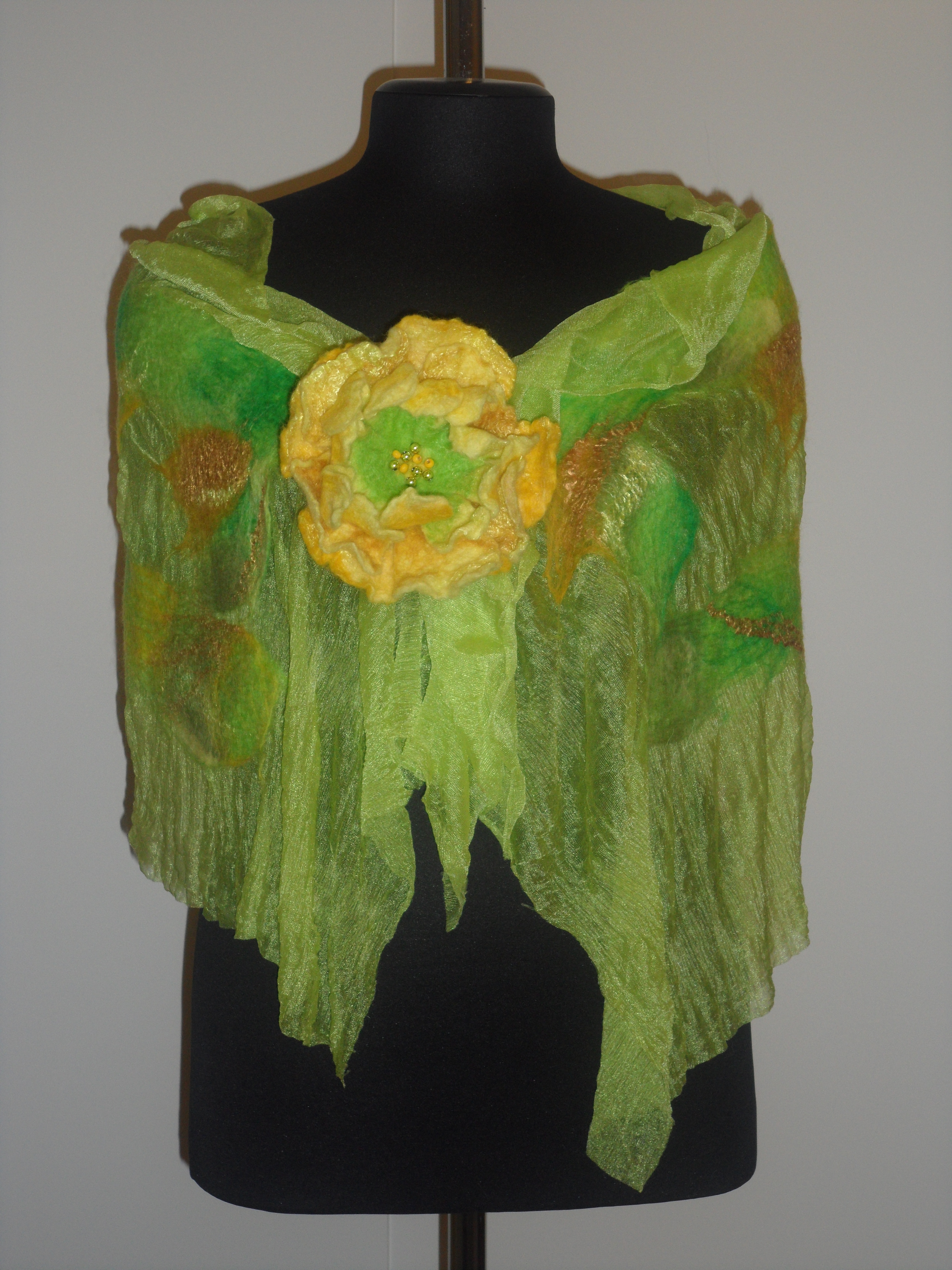 Очень легкий , невесомый весенний шарфик с брошкой ищет хозяйку