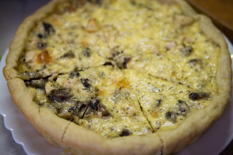Лоранский пирог с курицей и грибами