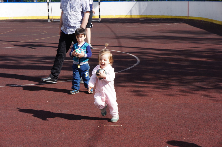 Юля в одуванчиках и Юля -футболистка