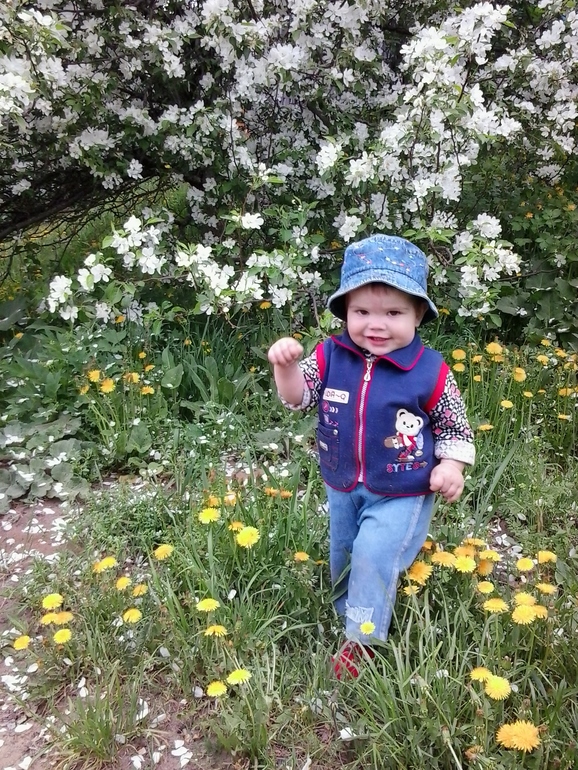 Манюня под яблоней