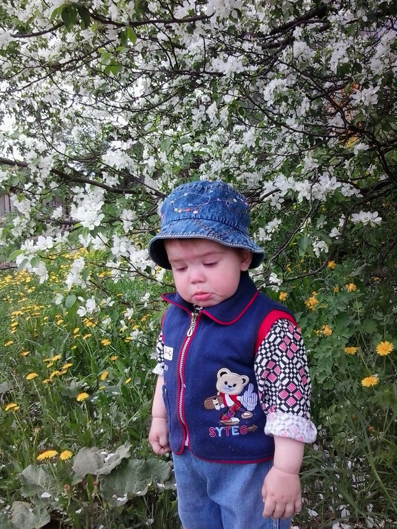 Манюня под яблоней