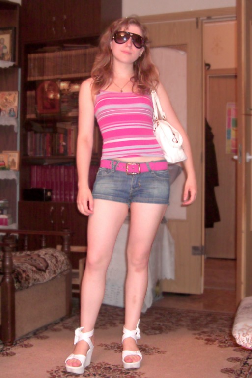 Девочки бывают разные, черные, белые, красные...