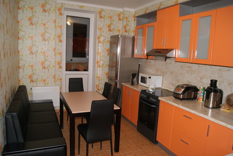 Помогите подобрать занавески для такой кухни