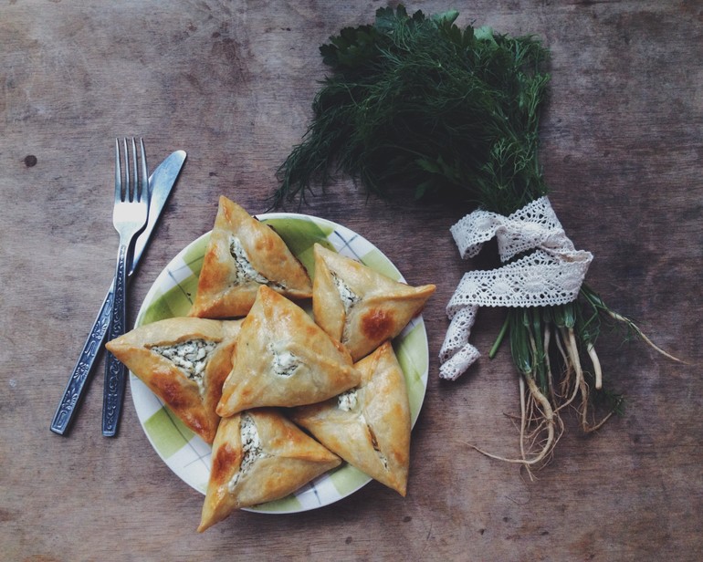 Пирожки из заварного теста с брынзой и зеленью