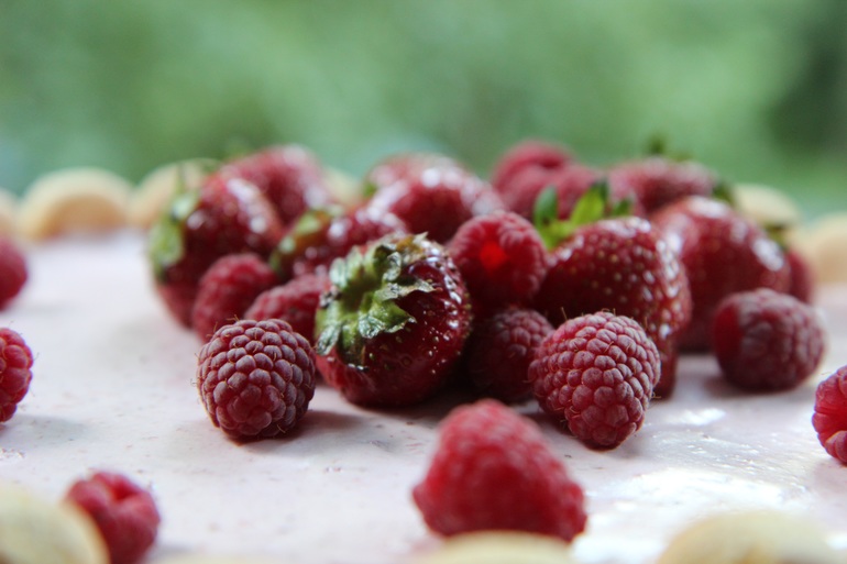 Клубничная шарлотка со сливочным кремом