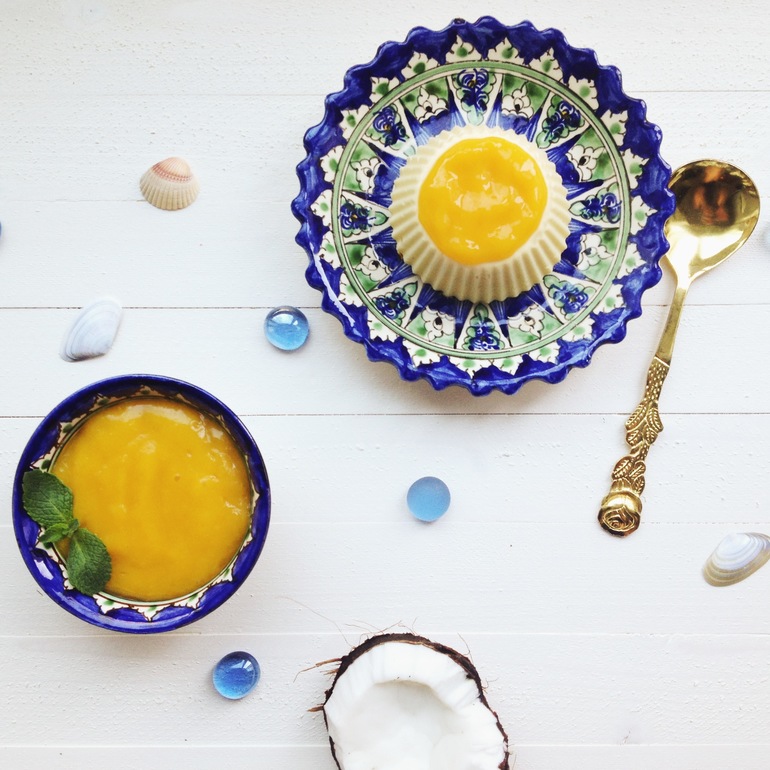 Мороженое с пюре манго и кокосовым молоком