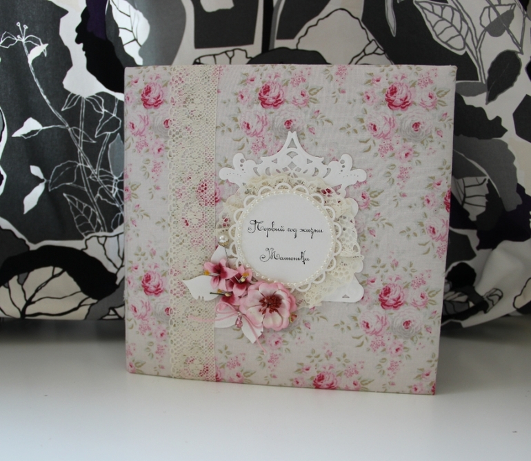 Готов первый альбом для близняшек Машеньки и Дашеньки.