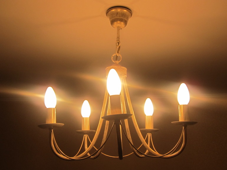 Действительно ли такие люстры портят натяжной потолок?