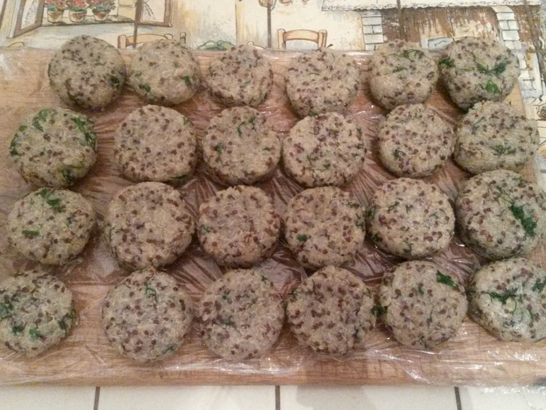 Котлетки из киноа, фунчеза с грибами и клубнично-банананово-шоколадный пирог на десерт