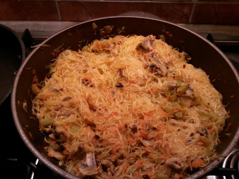 Котлетки из киноа, фунчеза с грибами и клубнично-банананово-шоколадный пирог на десерт