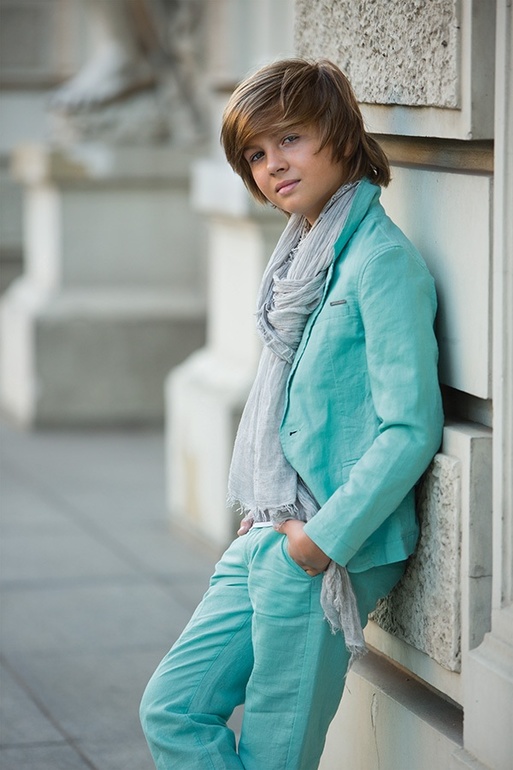 Девочки, скажите, какую сюда обувь и футболку? А может рубаху?