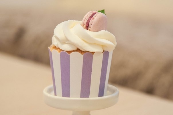 Бело-персиковый или бежевый шаблон