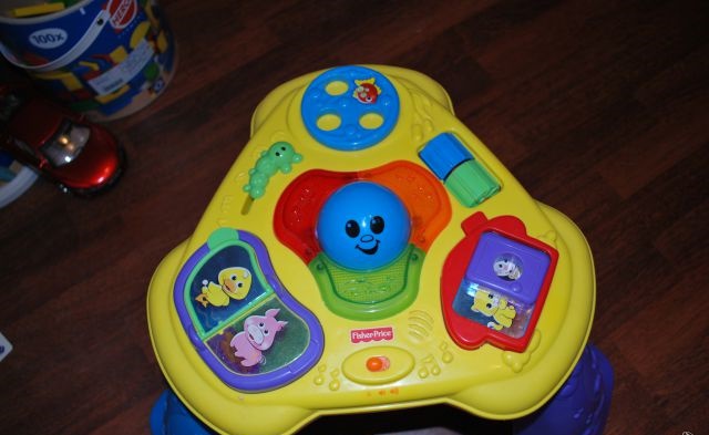 Столик Fisher Price