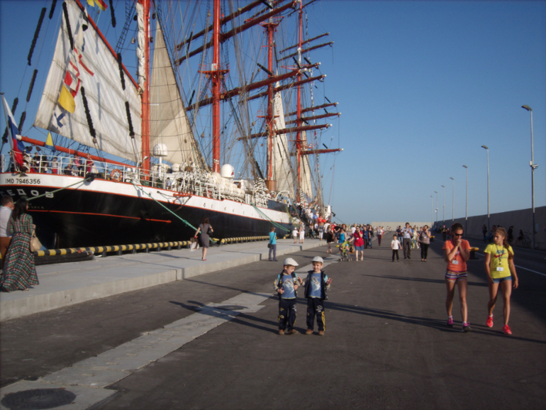 ,,Бегущие по волнам