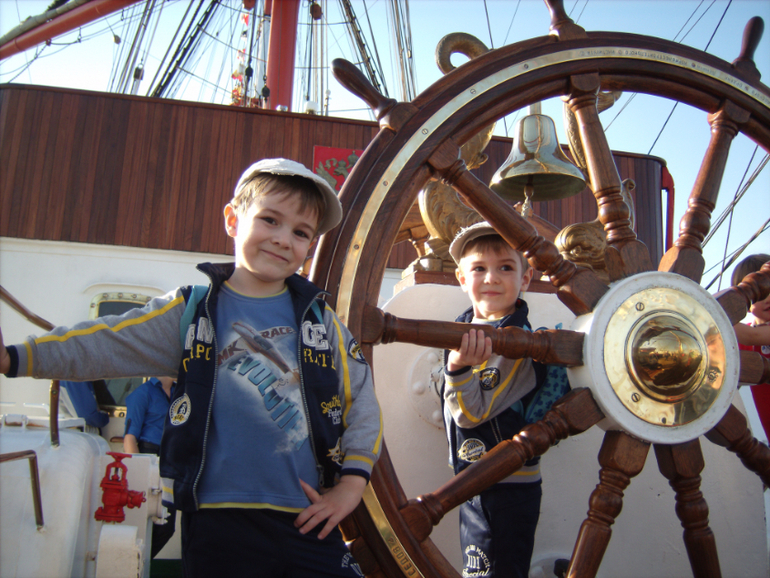 ,,Бегущие по волнам