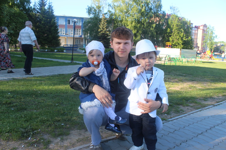 Милана с Самиром и папой ходили гулять!!!!18мая2014