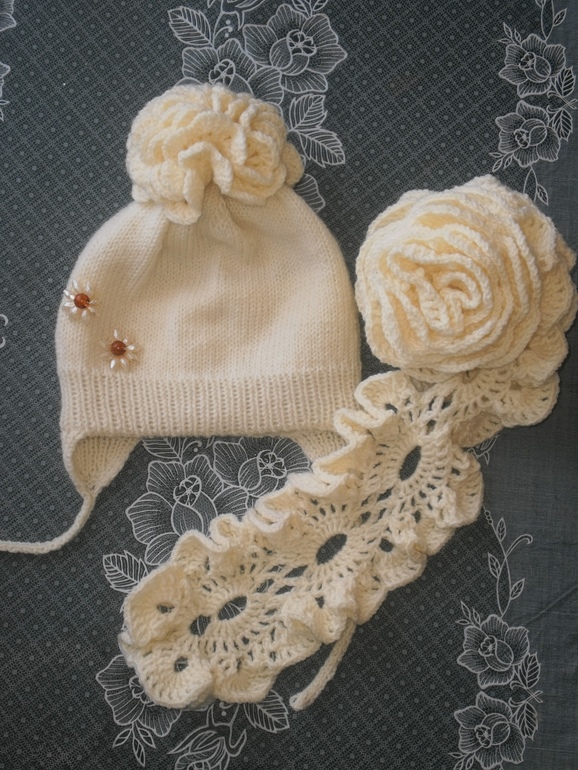 Шапочки и шарфики.