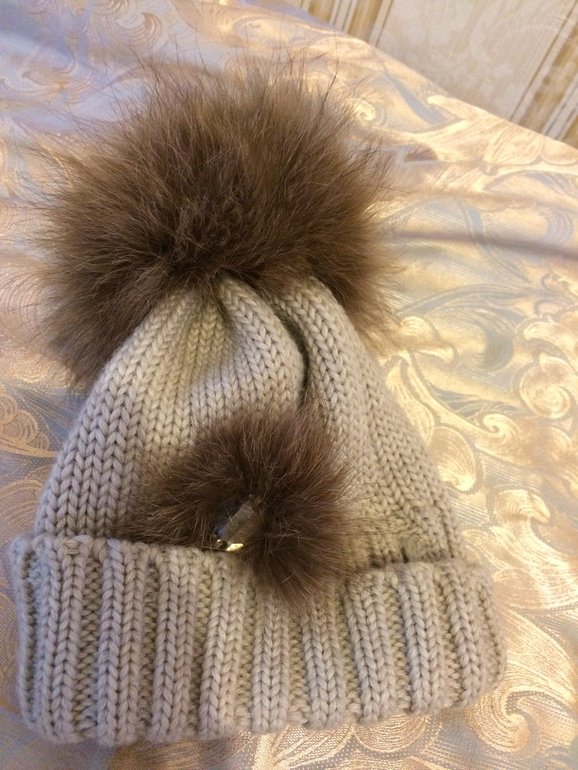 шапки регина 48-52 в идеале,шикарные помпоны,после сезона